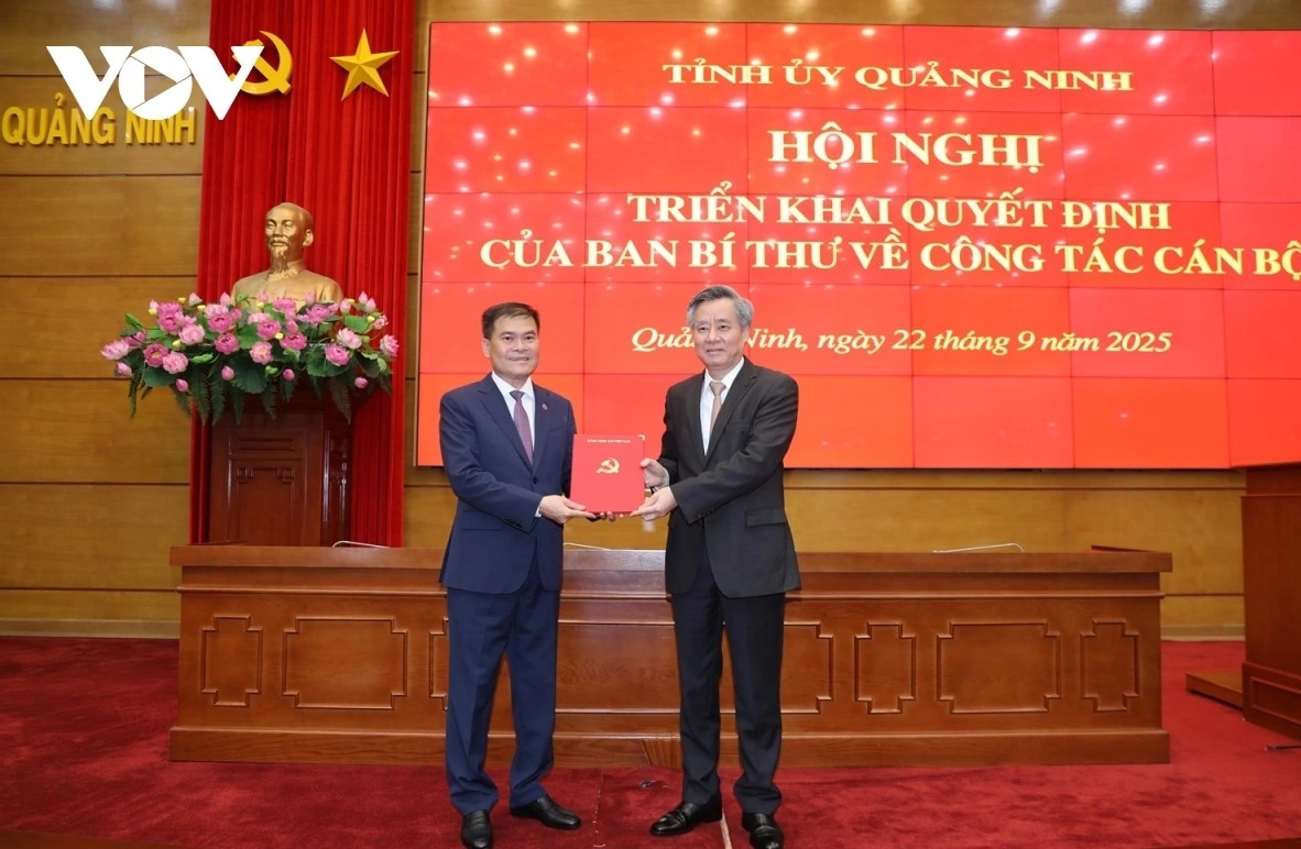 Phó trưởng Ban Tổ chức Trung ương Nguyễn Quang Dương (bên phải) trao quyết định cho ông Bùi Văn Khắng trong ngày 22/9