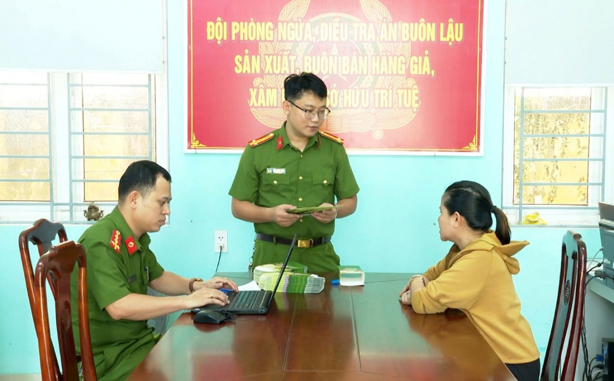 Bà Nguyễn Thị Loan tại cơ quan công an