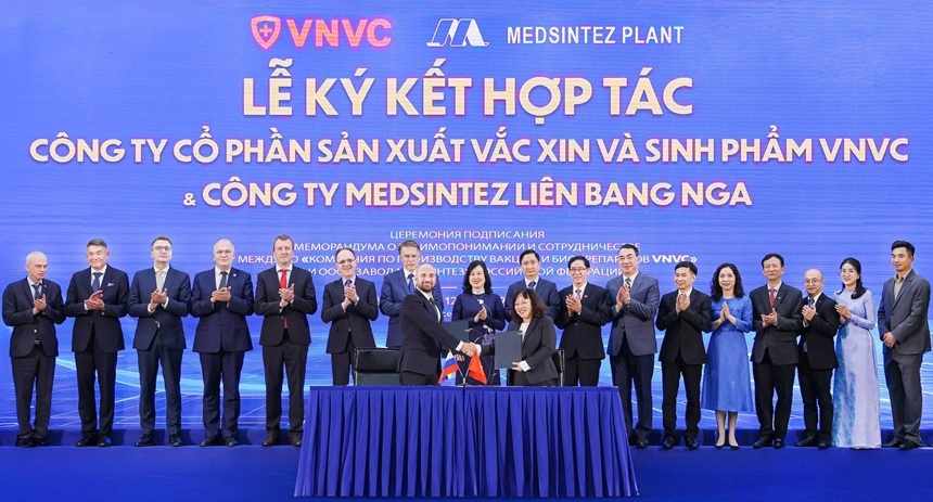 Nhà máy Vaccine và sinh phẩm VNVC và Công ty dược phẩm Medsintez (Liên bang Nga) ký kết hợp tác ngày 129. Ảnh: VGP