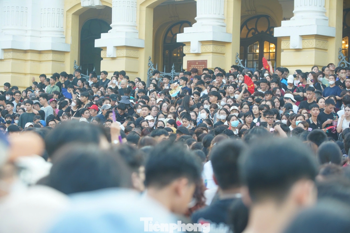 Hàng nghìn khán giả xếp hàng nhận vé concert "Việt Nam trong tôi". Ảnh: Tiền phong