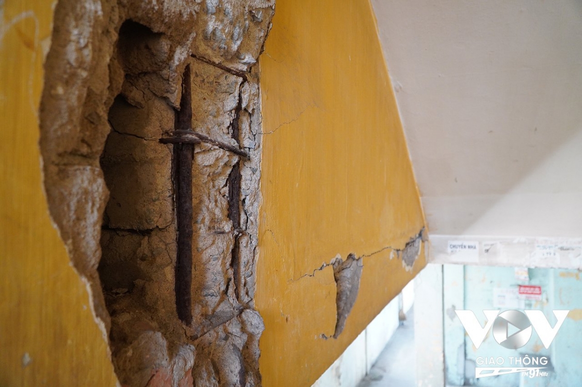 Những mảng tường bong tróc theo thời gian tại chung cư Phạm Thế Hiển