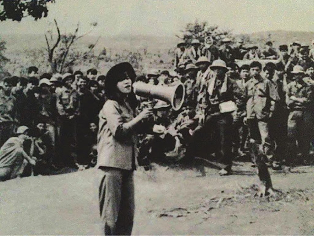 NSND Thanh Hoa biểu diễn văn nghệ ở Quảng Trị năm 1974. Ảnh: Tư liệu