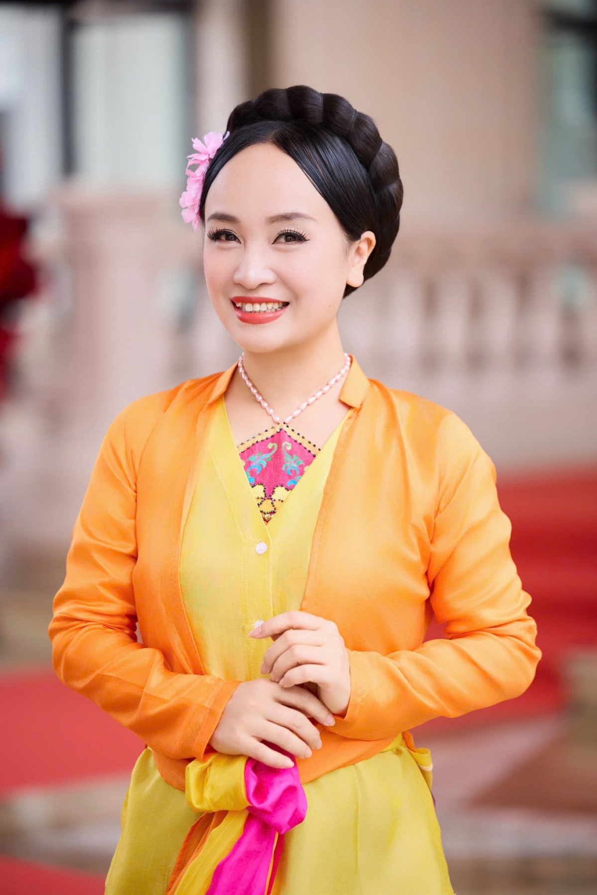 Vừa lên chức Giám đốc Nhà hát Chèo Hà Nội, NSND Thu Huyền đăng ảnh đẹp và viết: ''Hôm trước Huyền đưa ảnh lên trang, có em vào đùa yêu là ảnh "chất lượng 4.0". Hôm nay đăng ảnh này chắc đủ tiêu chuẩn "chất lượng 5.0".