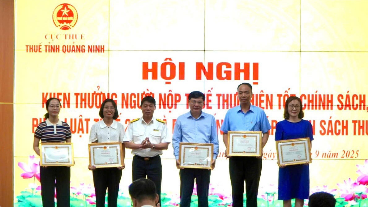 Trưởng Thuế tỉnh Quảng Ninh Hà Văn Trường (đứng thứ 3 từ bên trái qua) trao bằng khen cho các doanh nghiệp, tổ chức và hộ kinh doanh có thành tích xuất sắc trong việc thực hiện nghĩa vụ thuế.
