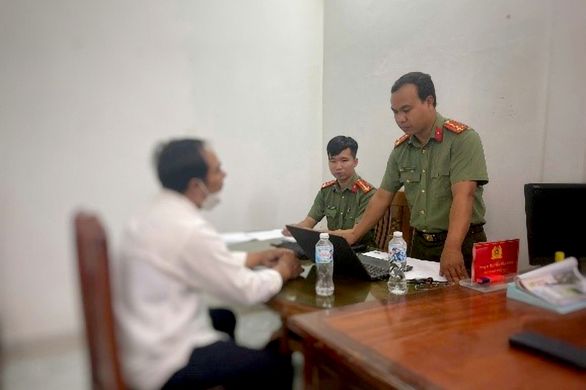 Ông C.V.P được mời đến làm việc với Cơ quan Công an. (Ảnh: Công an Vĩnh Long)