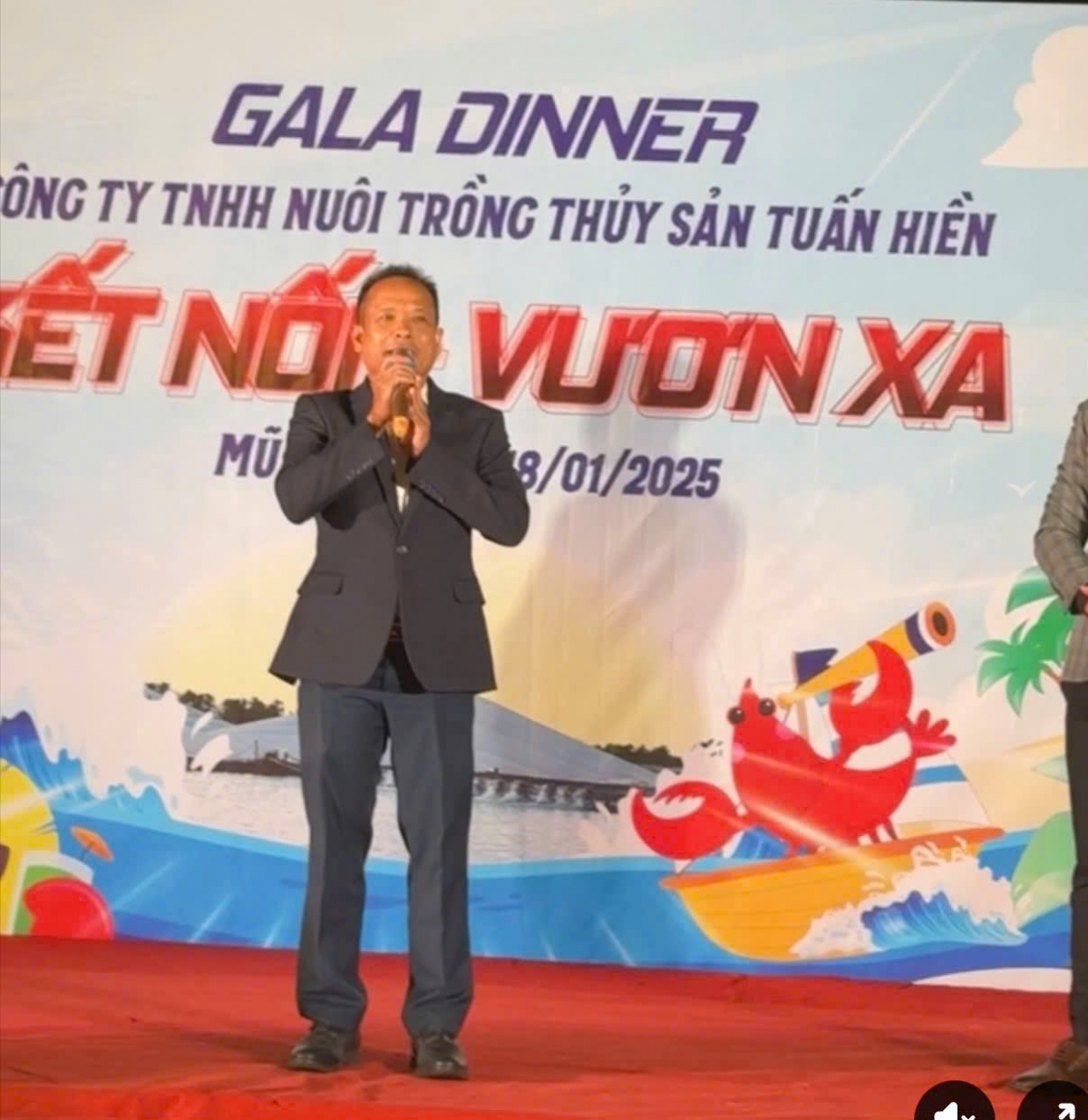 Ông Ngô Minh Tuấn không ngại chia sẻ về kinh nghiệm nuôi tôm thành công
