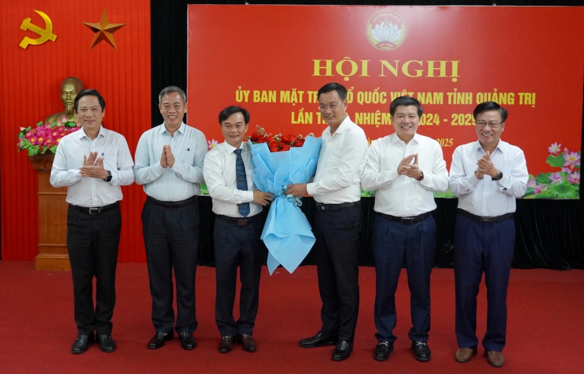 Ông Nguyễn Chiến Thắng (người đeo cà-vạt đứng giữa) giữ chức Chủ tịch Ủy ban Mặt trận Tổ quốc Việt Nam tỉnh Quảng Trị