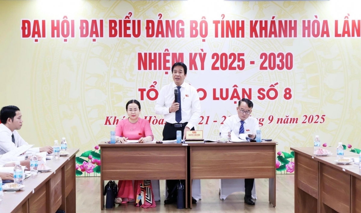 Ông Nguyễn Long Biên, Phó Chủ tịch UBND tỉnh Khánh Hòa chủ trì thảo luận Tổ