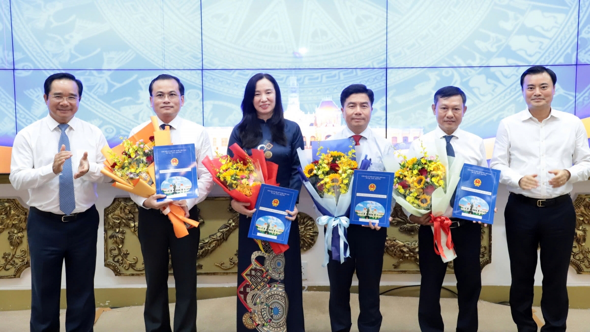 Chủ tịch UBND TP.HCM Nguyễn Văn Được và Phó Chủ tịch UBND TP.HCM Bùi Xuân Cường chúc mừng Ban Giám đốc Sở Quy hoạch - Kiến trúc