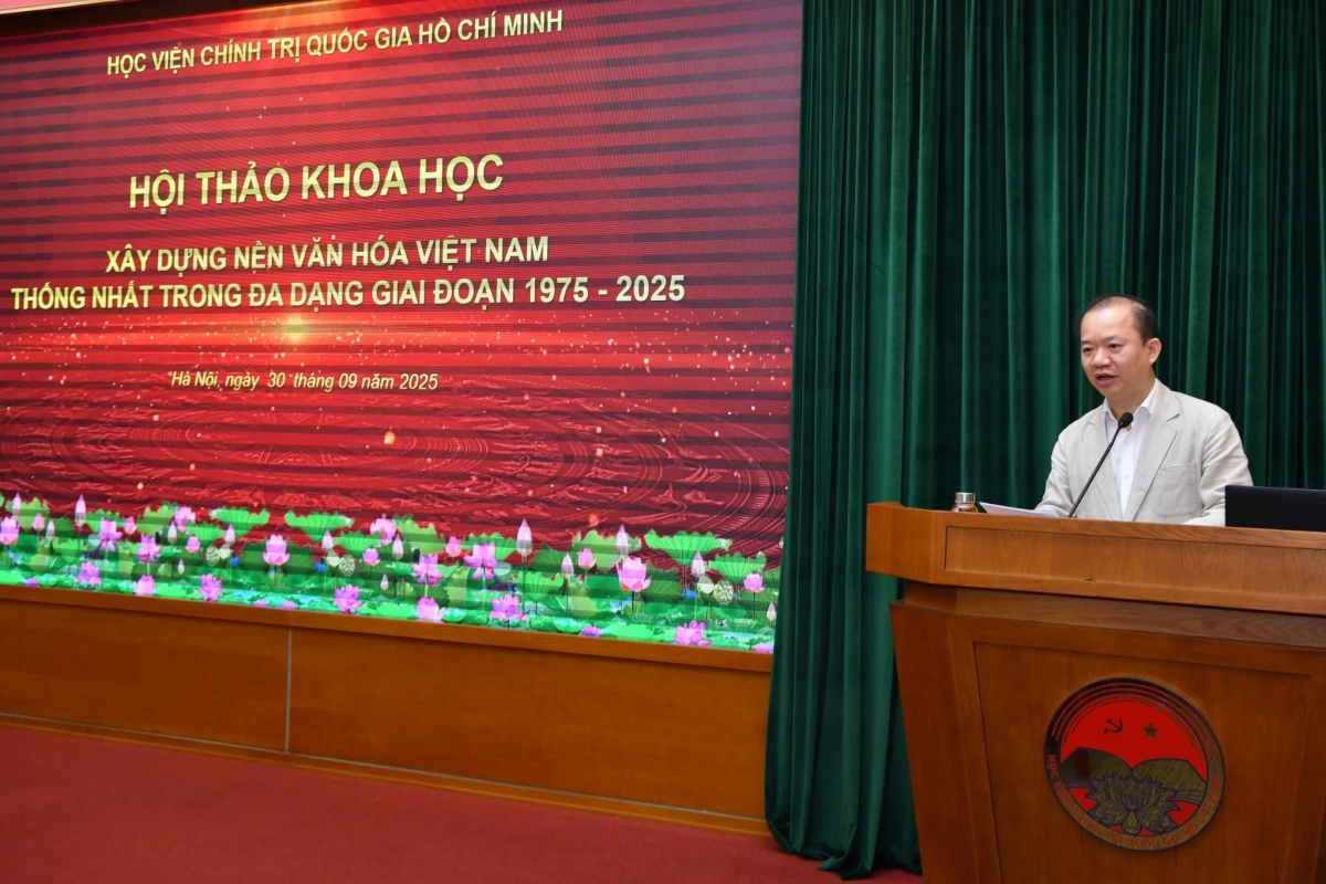 PGS.TS Bùi Hoài Sơn, Ủy viên Thường trực Ủy ban Văn hóa và Giáo dục của Quốc hội phát biểu tại hội thảo.