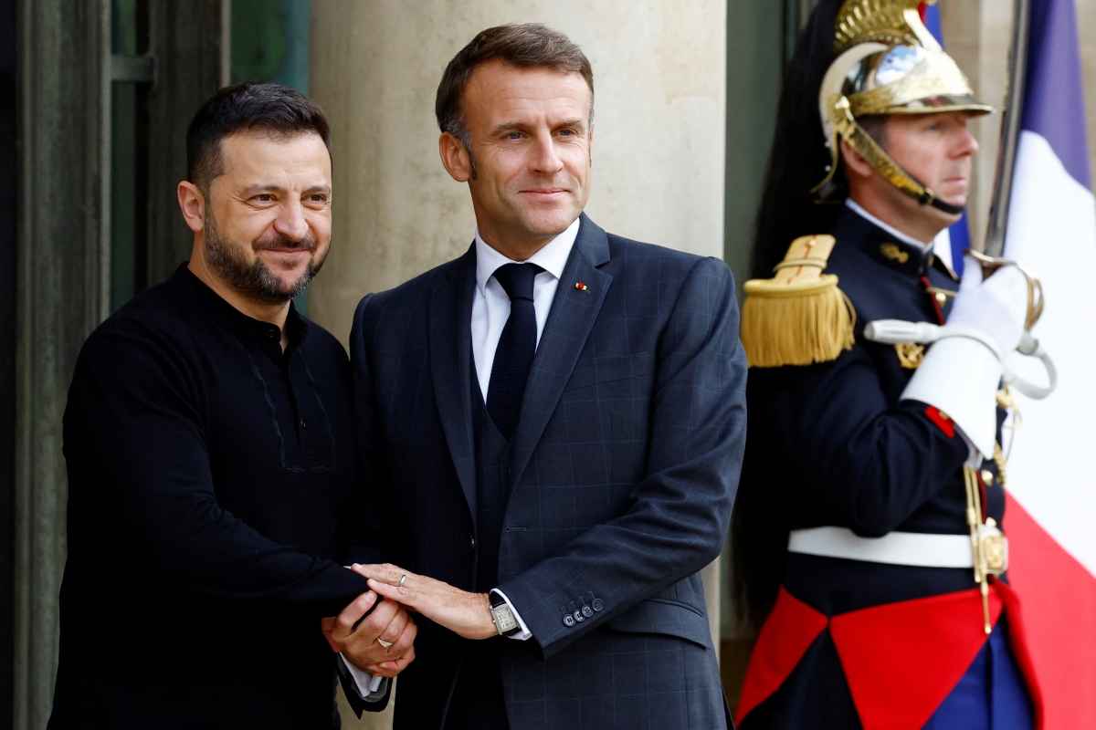 Tổng thống Ukraine Volodymyr Zelensky và Tổng thống Pháp Emmanuel Macron. (Ảnh: Reuters)