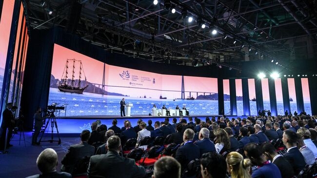 Đông đảo các đại biểu tham dự phiên toàn thể Diễn đàn kinh tế phương Đông 2025