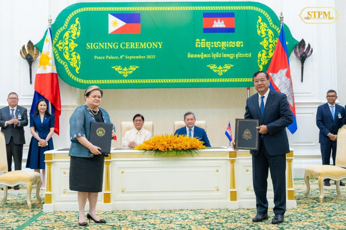 Bộ trưởng Ngoại giao Theresa Lazaro (trái) và Phó Thủ tướng kiêm Bộ trưởng Ngoại giao Campuchia Prak Sokhonn trao đổi công hàm tại Cung điện Hòa bình ở Phnom Penh, Campuchia, ngày 8/9/2025. Ảnh: CPP