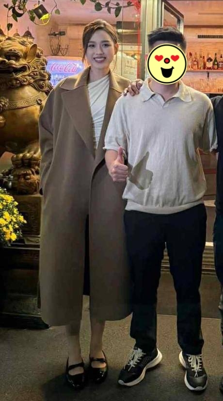 Mới đây trên MXH xuất hiện hình ảnh Đỗ Thị Hà bị tóm dính đi châu Âu bên một nhân vật đặc biệt. Không nằm ngoài dự đoán của công chúng, Đỗ Thị Hà không đi một mình mà có sự đồng hành của bạn trai thiếu gia.