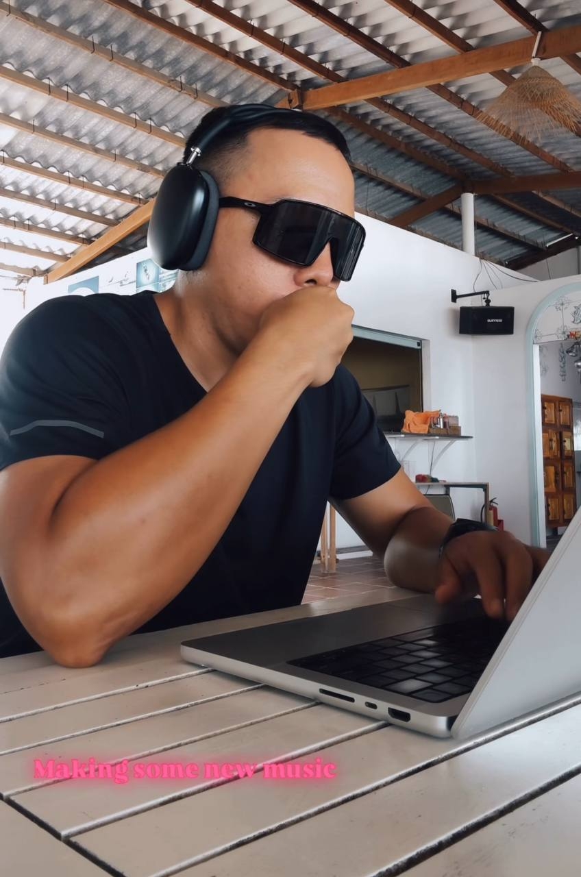 Nhiều người phát hiện ra những tín hiệu lạ trong cuộc sống hiện tại của Touliver. Hoàng Touliver liên tục cập nhật cuộc sống đời thường, điều anh rất ít làm trước kia