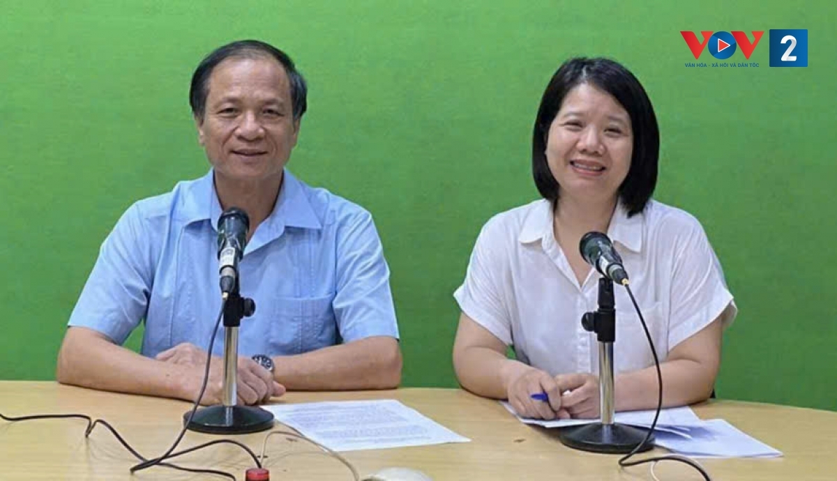 BS.Chuyên gia dân số Mai Xuân Phương tại phòng thu VOV2