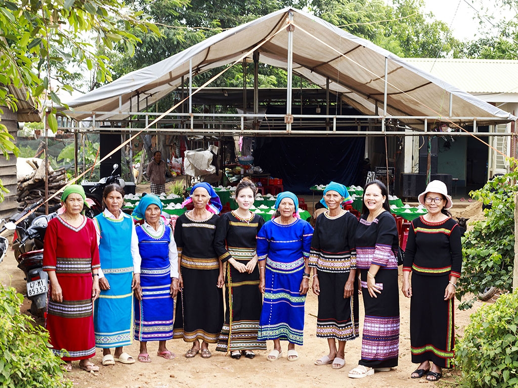 Phụ nữ Xơ Đăng trong trang phục thổ cẩm truyền thống.