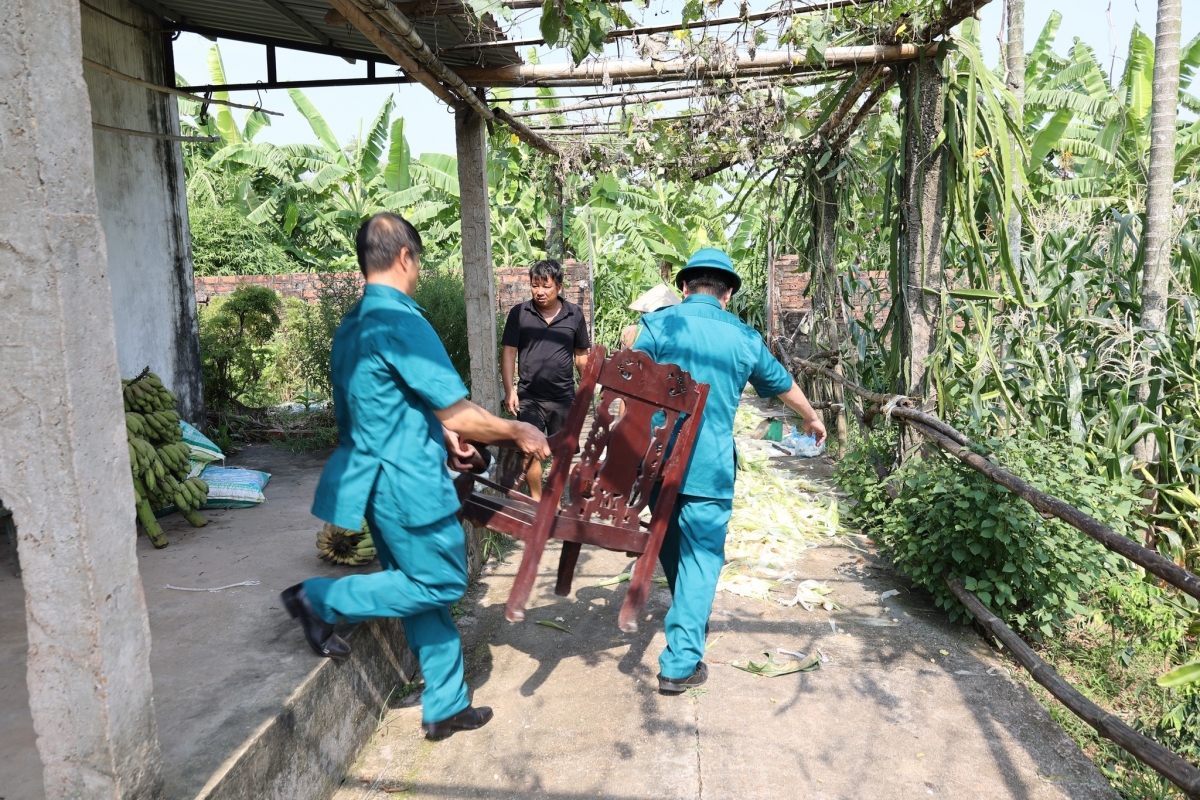 Chính quyền xã đã khẩn cấp huy động lực lượng di dời một hộ dân ra khỏi vùng nguy hiểm đến nơi an toàn. Ảnh: UBND xã Tam Nông