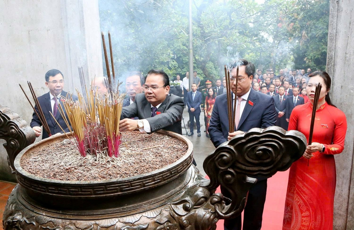 Ban Chấp hành Đảng bộ tỉnh Phú Thọ thay mặt các đại biểu dự Đại hội Đảng bộ tỉnh lần thứ I, nhiệm kỳ 2025 - 2030 đã thành kính dâng hương tưởng niệm, tri ân công đức các Vua Hùng, các bậc tiền nhân đã có công dựng nước và giữ nước.