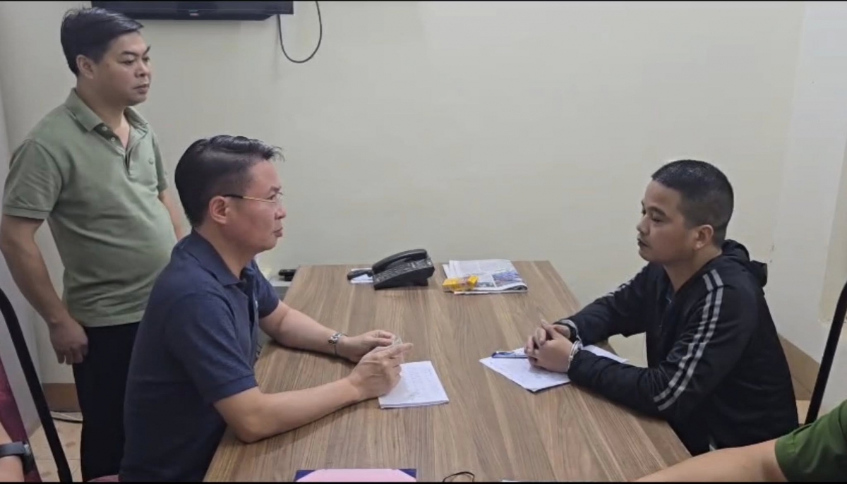 Thiếu tướng Nguyễn Minh Tuấn đã trực tiếp lấy lời khai đối tượng và bước đầu xác định nguyên nhân vụ việc xuất phát từ mâu thuẫn tình ái. Ảnh: CAPT cung cấp