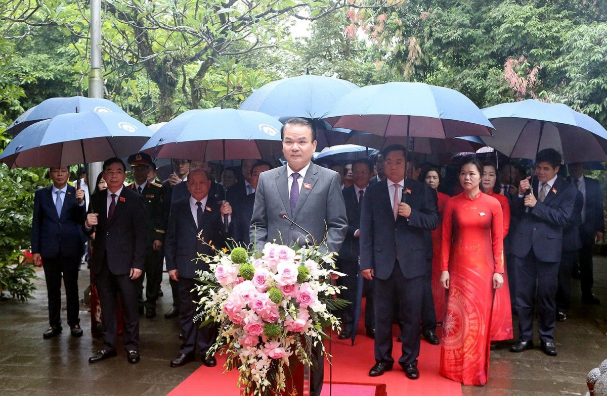 Các đại biểu thành kính dâng hương tưởng niệm, tri ân công đức các Vua Hùng, các bậc tiền nhân đã có công dựng nước và giữ nước.