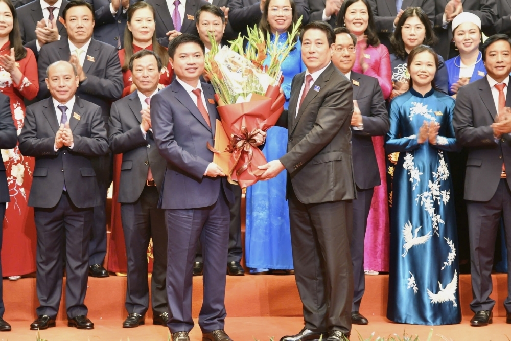 Chủ tịch nước Lương Cường trao quyết định và tặng hoa chúc mừng tân Bí thư Tỉnh ủy tỉnh Phú Thọ Trương Quốc Huy.