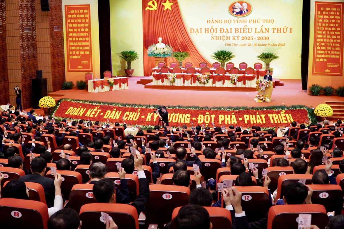 Các đại biểu biểu quyết bầu Đoàn Chủ tịch, Đoàn Thư ký và Ban Thẩm tra tư cách đại biểu