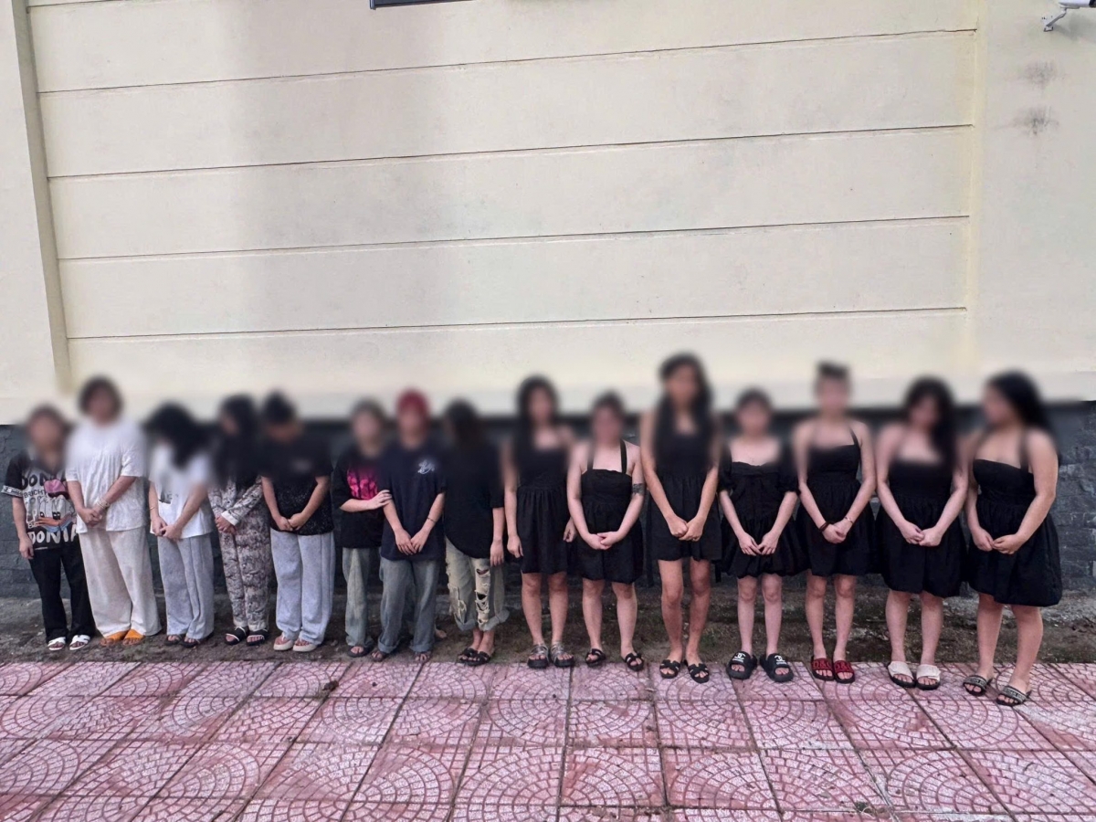 Nhân viên phục vụ quán Karaoke 88 kiêm gái bán dâm bị tạm giữ. Ảnh CAPT