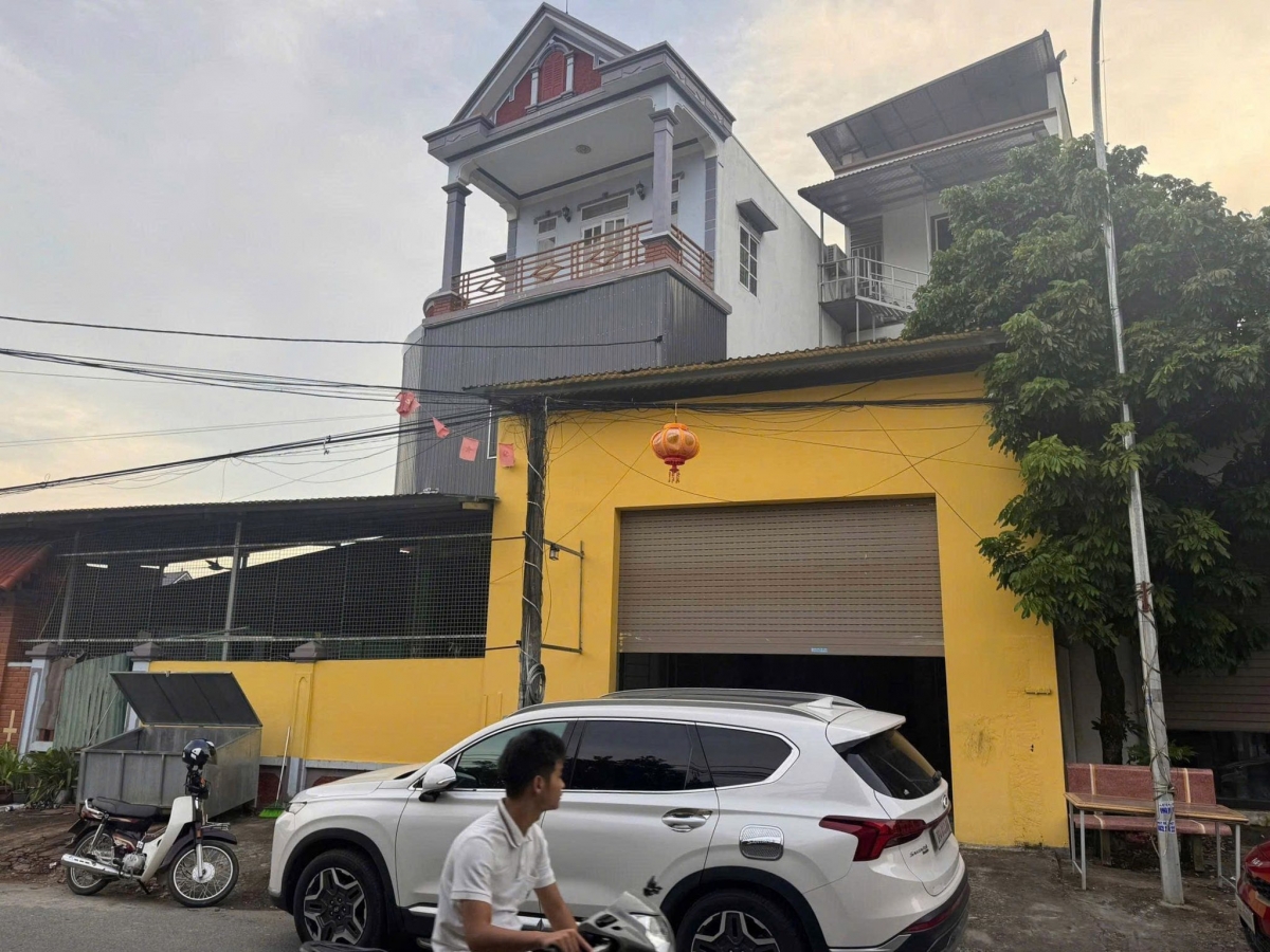 Cơ sở gồm 2 ngôi nhà 3 tầng, liên thông với nhà ở của chủ quán, lắp đặt nhiều camera giám sát, rào sắt kiên cố và chỉ cho khách quen vào. Ảnh CAPT