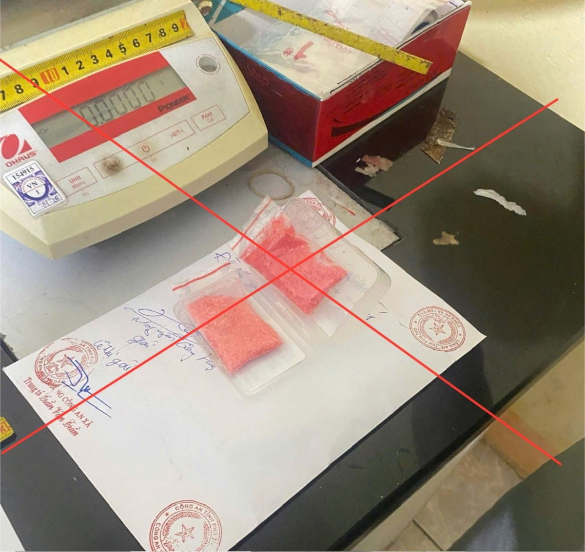Công an thu giữ 9,6609g ma túy Methamphetamine cùng một số vật chứng liên quan đến hoạt động chứa mại dâm tại quán. Ảnh CAPT