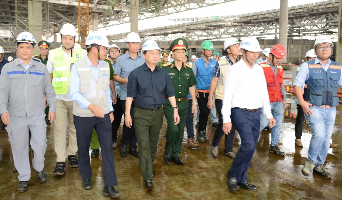 Phó Thủ tướng Trần Hồng Hà kiểm tra thực địa dự án sân bay Long Thành (Ảnh: A.T)