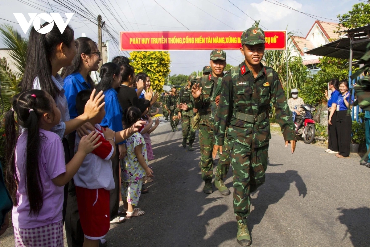 Cán bộ, chiến sỹ lên đường thực hiện cuộc hành quân về hỗ trợ địa phương ở Đồng Tháp.