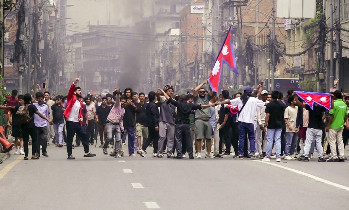Quân đội Nepal cảnh báo sẽ siết chặt an ninh nếu các hành động cướp bóc, đốt phá ăn theo các cuộc biểu tình tiếp tục tái diễn (ANI)