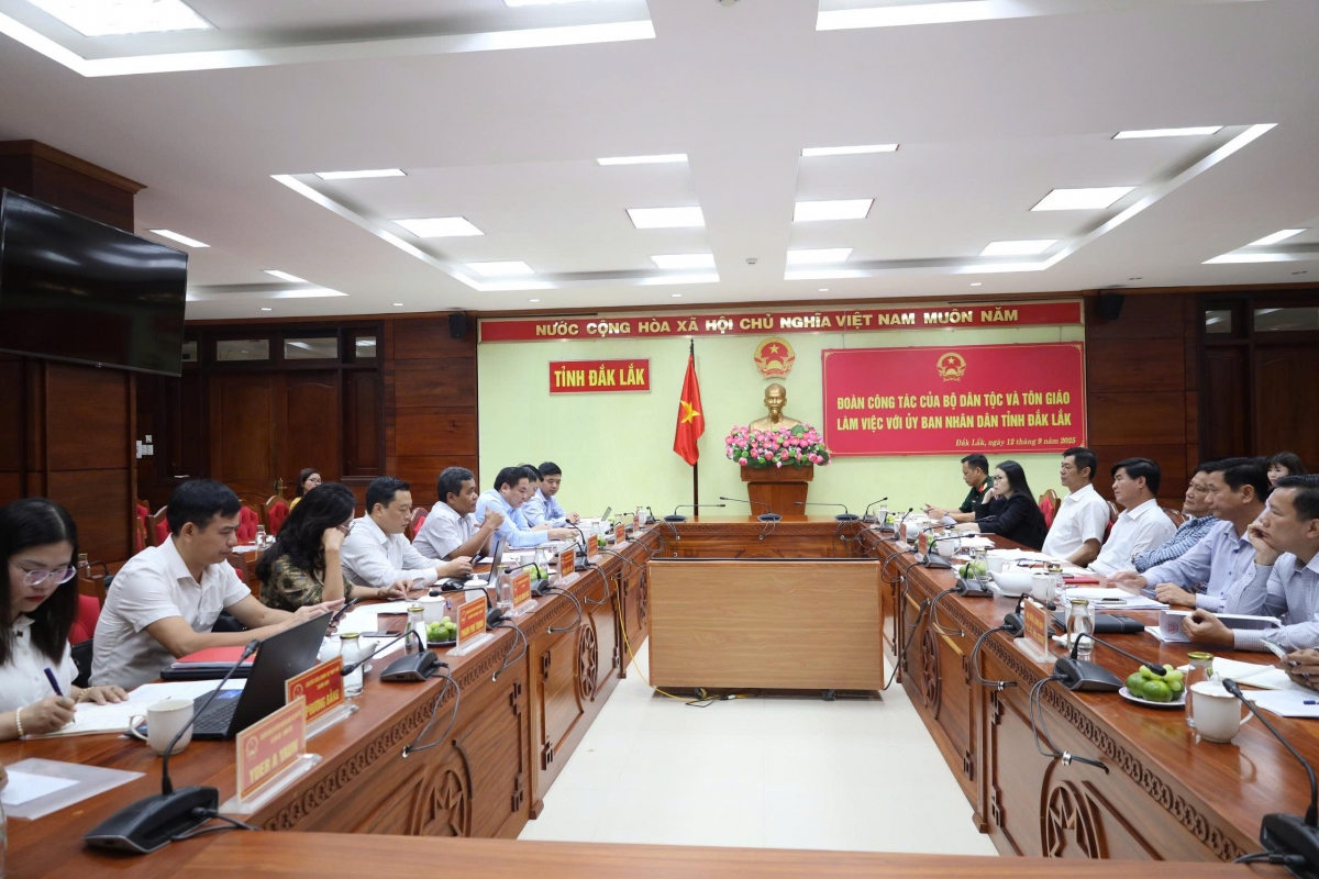 Quang cảnh buổi làm việc