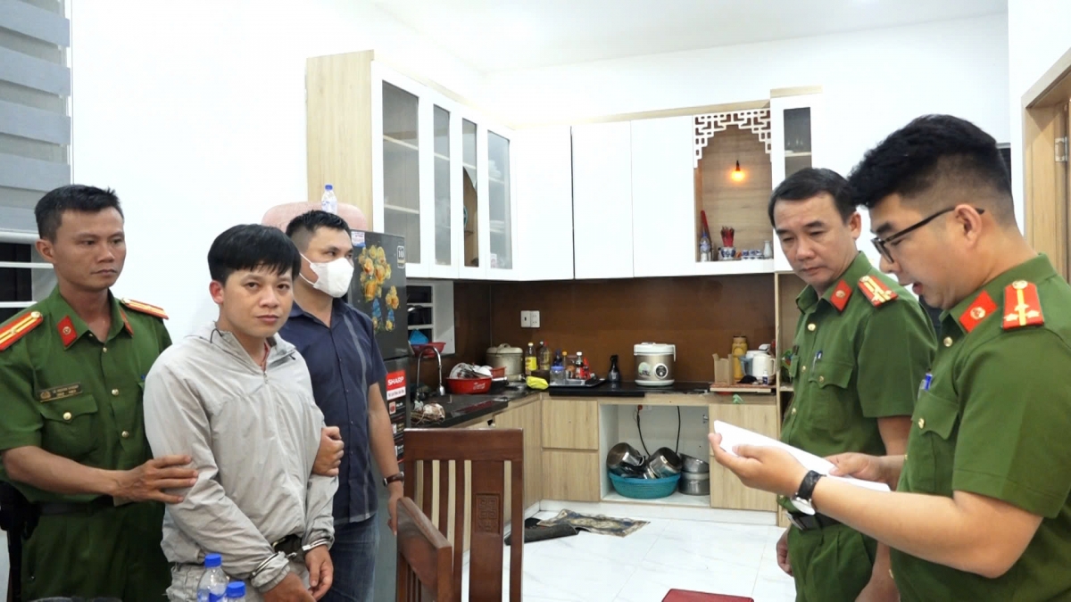 Công an tỉnh Quảng Ngãi bắt giữ Lê Ngọc Hoài Sơn (áo trắng). Ảnh Thành Sự