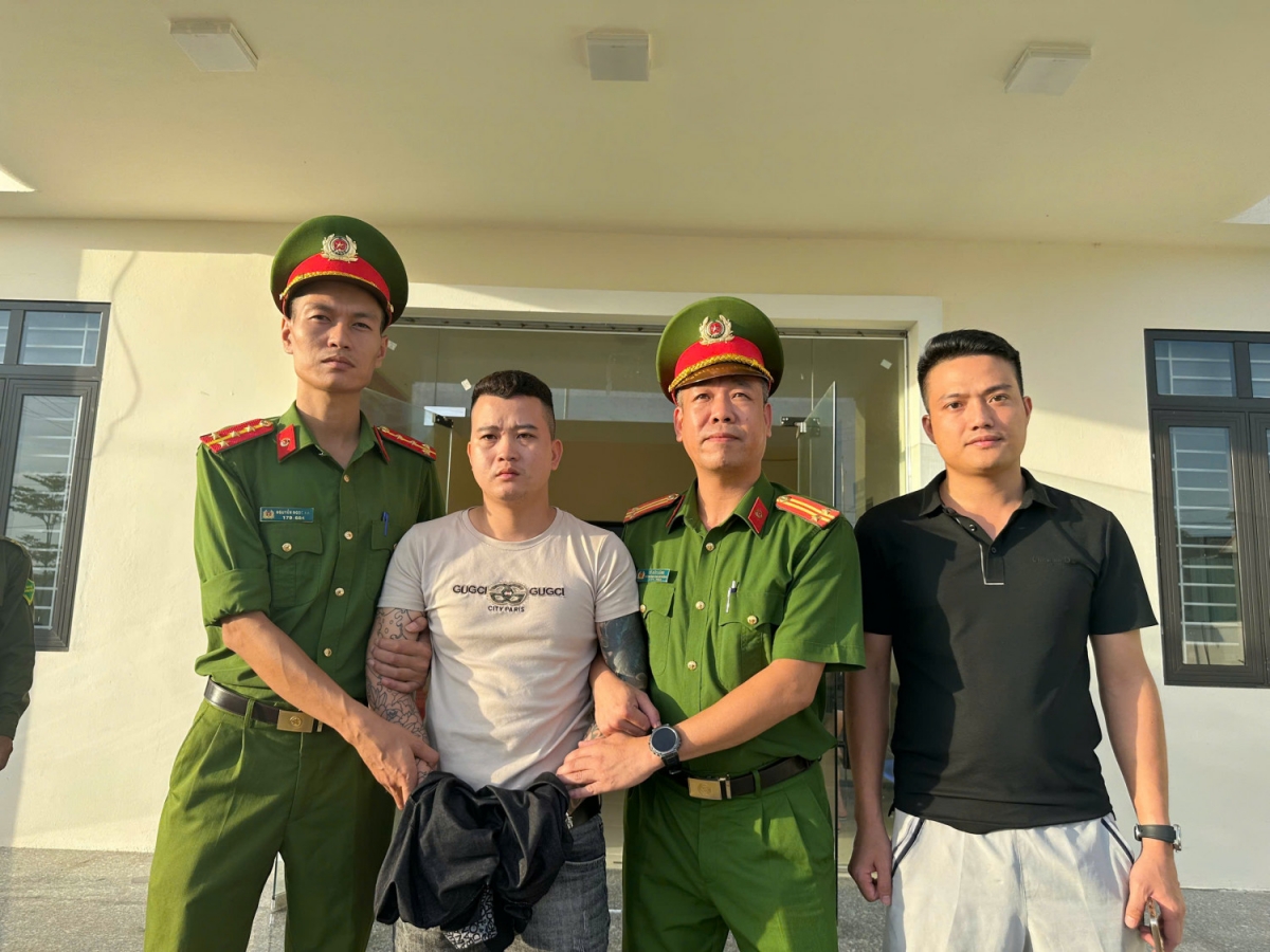 Đặng Văn Ngũ (áo trắng) là đối tượng đang bị Cơ quan Cảnh sát điều tra Công an tỉnh Lào Cai truy tìm do liên quan tới hành vi "lừa đảo chiếm đoạt tài sản".