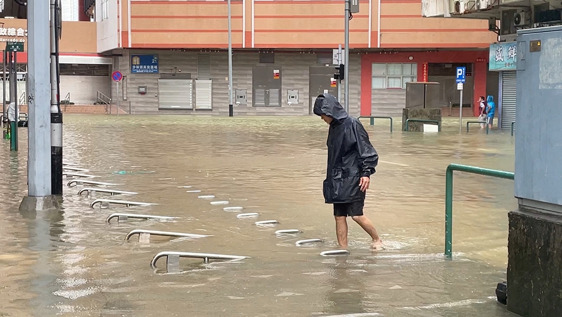 Theo Cơ quan Khí tượng Trung Quốc, bão Ragasa suy yếu nhanh do khối không khí lạnh xâm nhập và tác động của địa hình. Ảnh Reuters: đường phố Ma Cao, Trung Quốc ngập nước sau bão Ragasa.