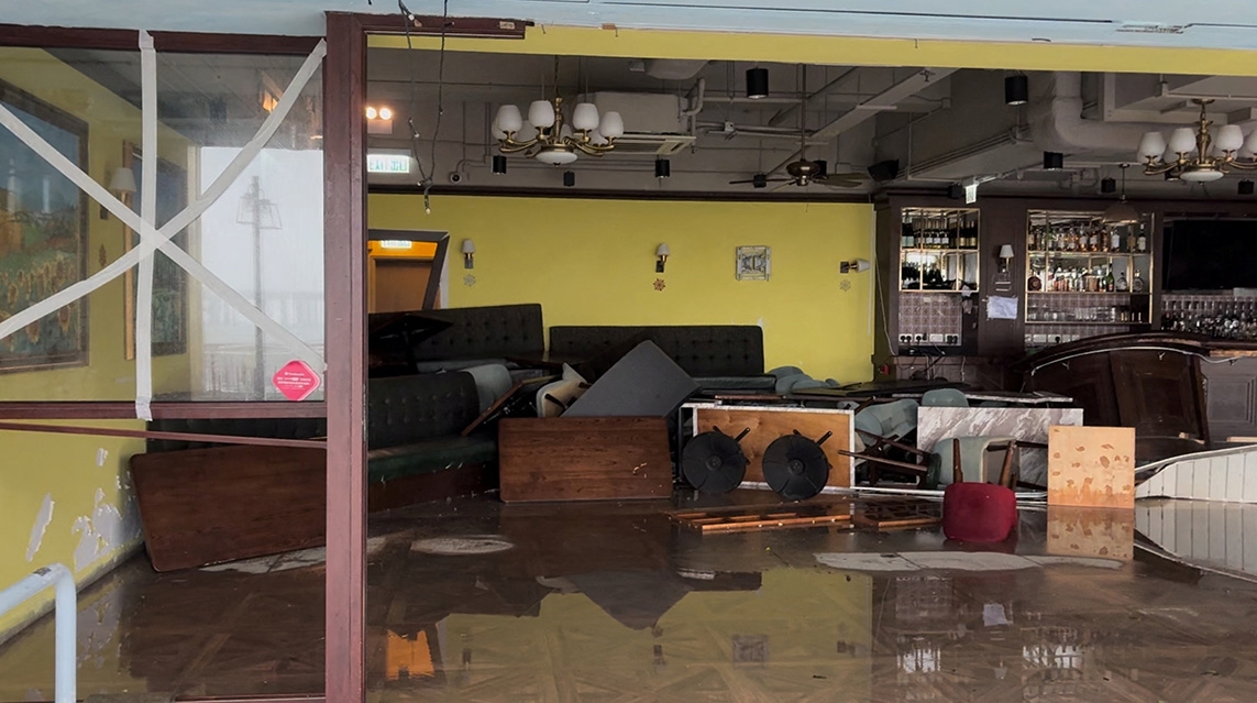 Một nhà hàng ở Hong Kong hư hại sau bão. Ảnh: Reuters.