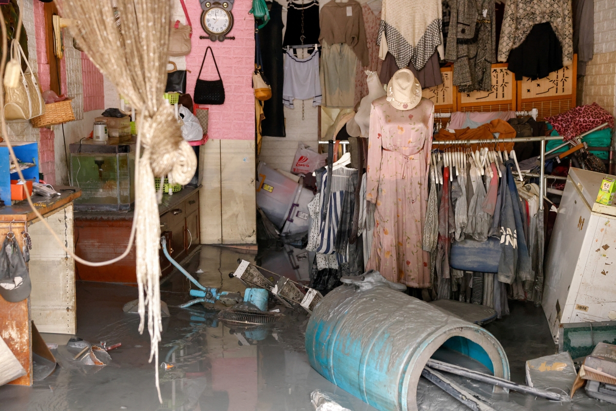 Quần áo và đồ gia dụng bị phủ đầy bùn đất do lũ lụt sau siêu bão Ragasa ở Hoa Liên, Đài Loan (Trung Quốc).