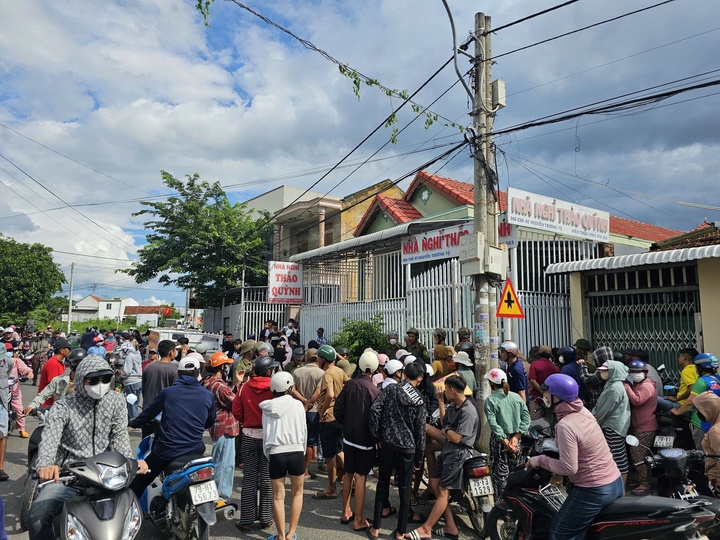 Rất đông người dân theo dõi vụ việc