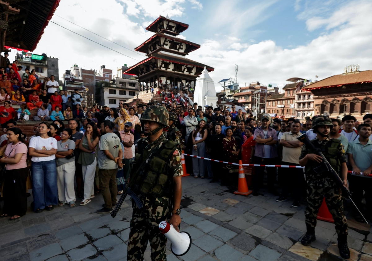 Quân đội Nepal đứng gác khi người dân tụ tập để thực hiện các nghi lễ trong ngày cuối cùng của lễ hội Indra Jatra tại Kathmandu ngày 11/9, giữa lúc lệnh cấm đang có hiệu lực. Nguồn: Reuters