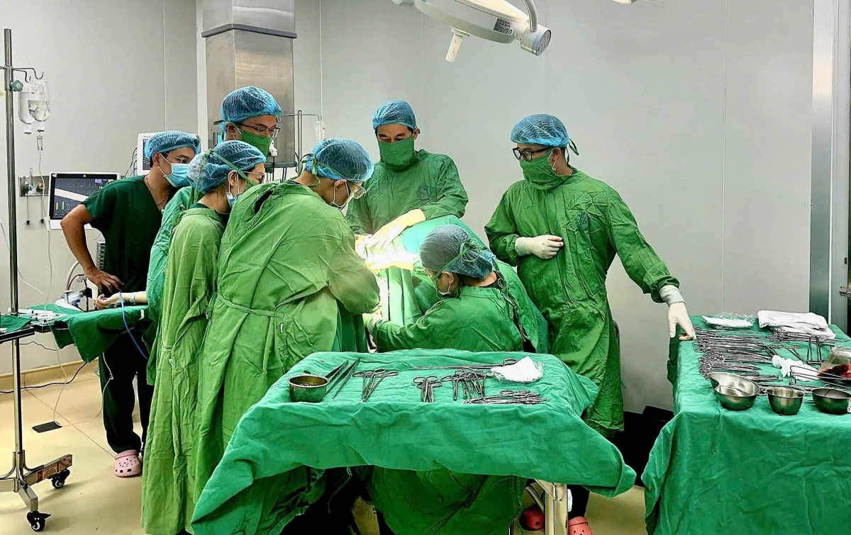 Các bác sĩ gấp rút tiến hành ca mổ cứu sống sản phụ (Ảnh BVCC)
