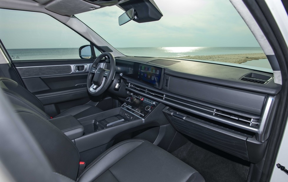 Khoang lái rộng và hiện đại, nhờ việc chuyển hệ thống cần gạt số sang cần số tích hợp vô lăng