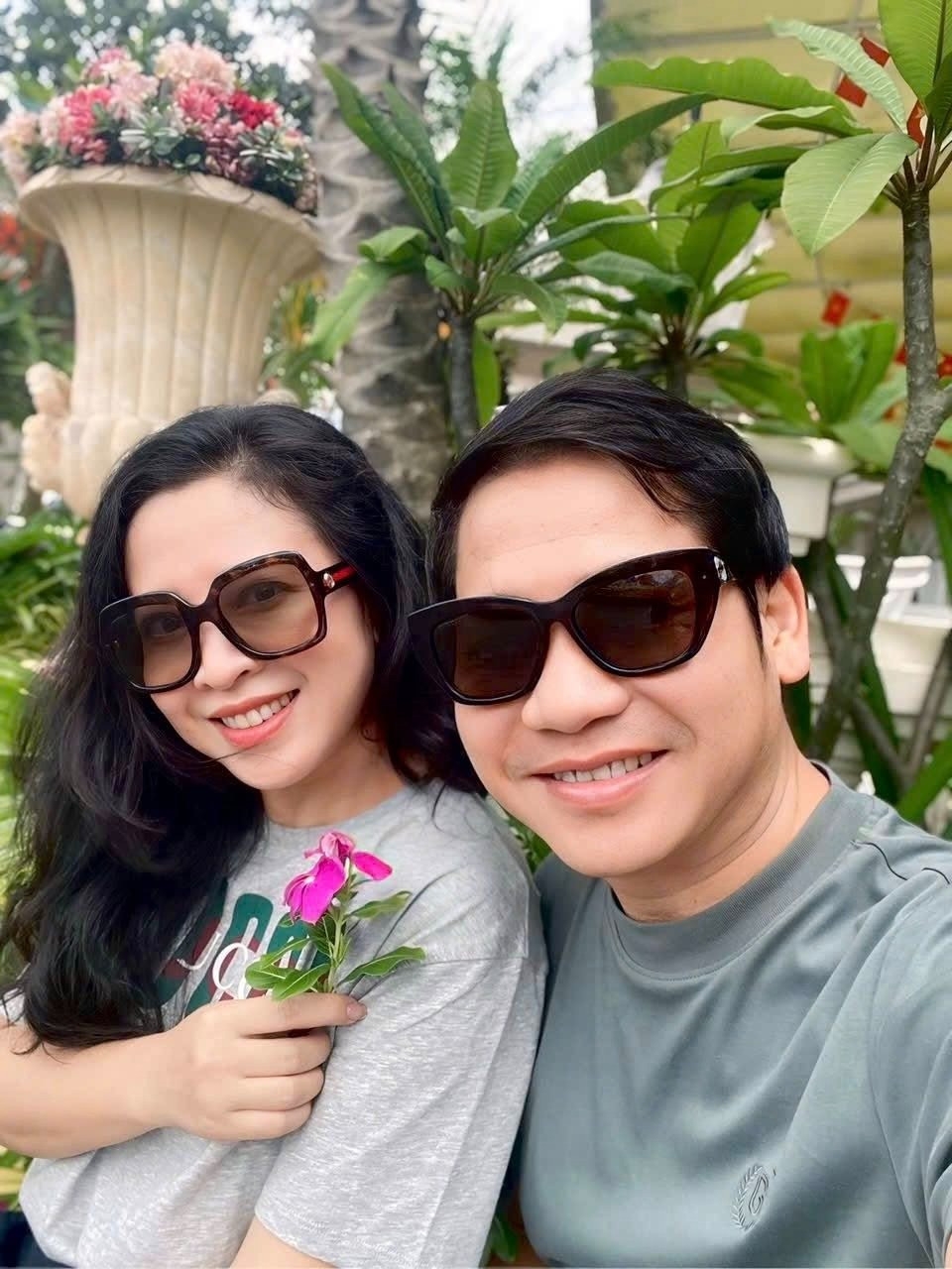 Vợ chồng ca sĩ Trọng Tấn cho biết bắt đầu kỳ nghỉ lễ đúng nghĩa sau chuỗi ngày biểu diễn tại các sự kiện của đại lễ A80.