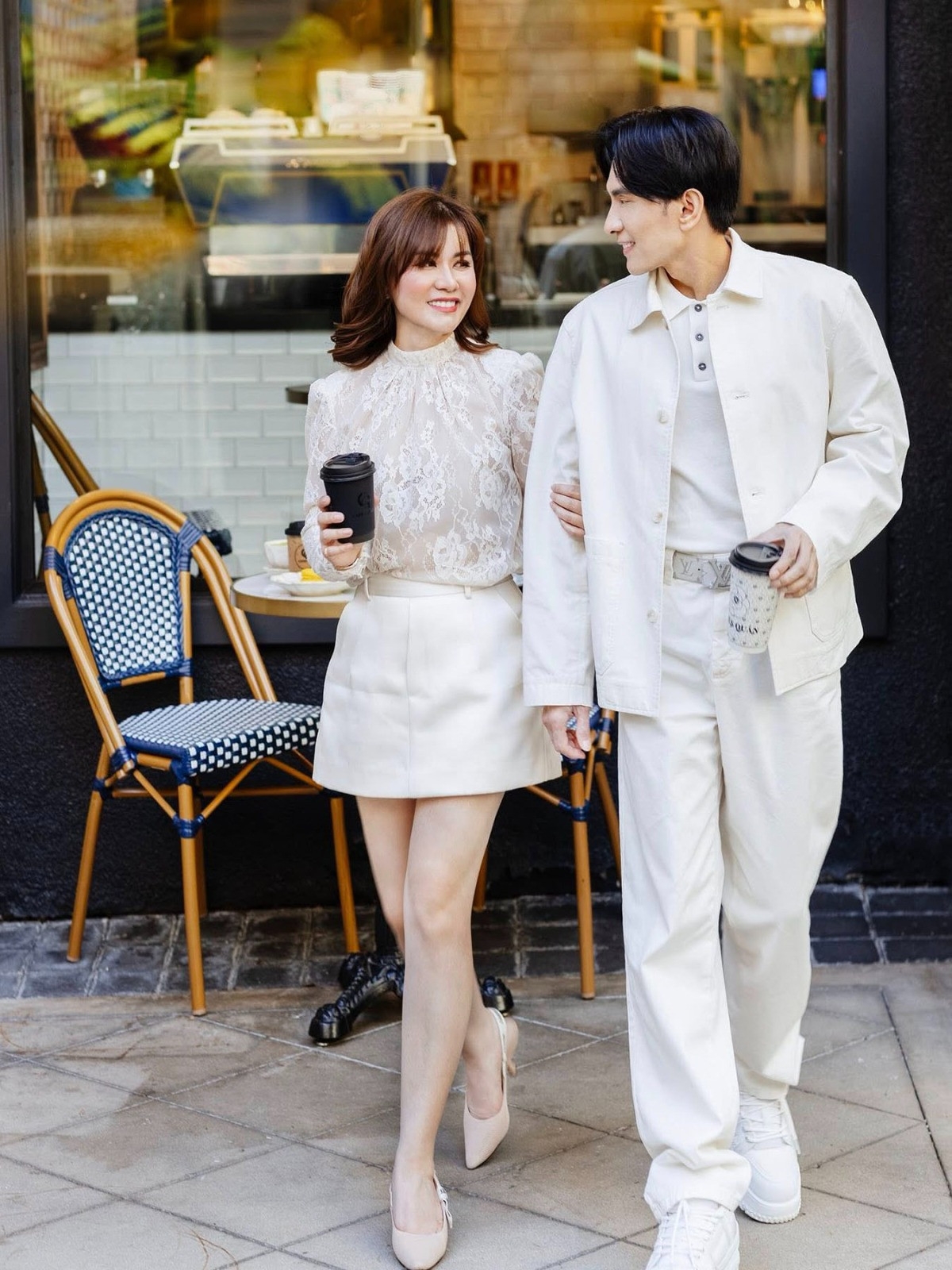 Ca sĩ Đan Trường và vợ cũ khoác tay tình tứ trong bộ ảnh mới.