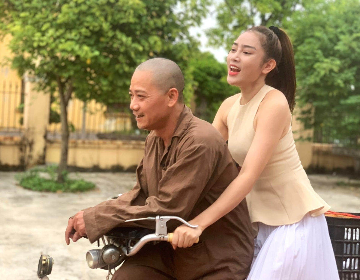 Con trai NSND Trần Nhượng - đạo diễn Bình Trọng - khoe "vợ" - bà Đoành, gắn bó trong phim Đại gia chân đất gần 20 năm.