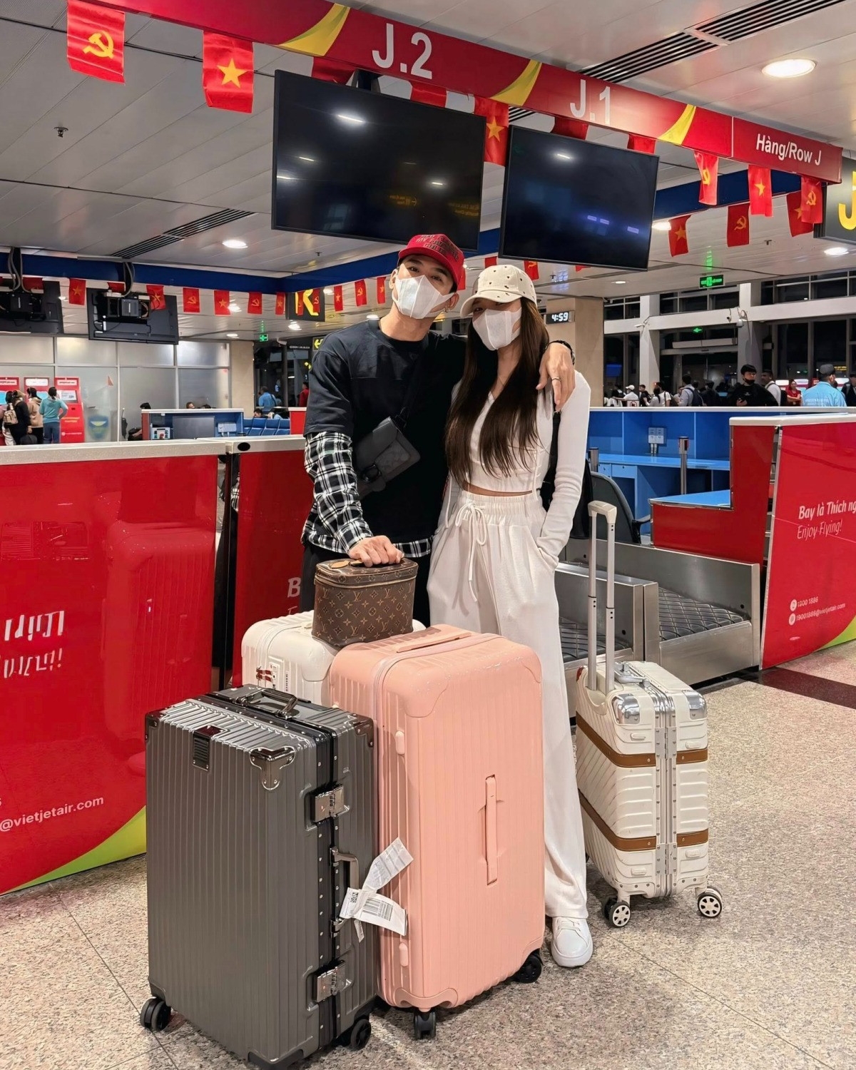 Thúy Diễm và Lương Thế Thành tình tứ chụp hình ở sân bay trước khi du lịch. Gần đây, cặp sao vướng tin đồn trục trặc vì Thúy Diễm diễn xuất quá nhập tâm cảnh hôn với bạn diễn nam trên sân khấu. Tuy nhiên, nữ diễn viên phủ nhận tin này và cho biết hôn nhân của cô vẫn bền chặt.