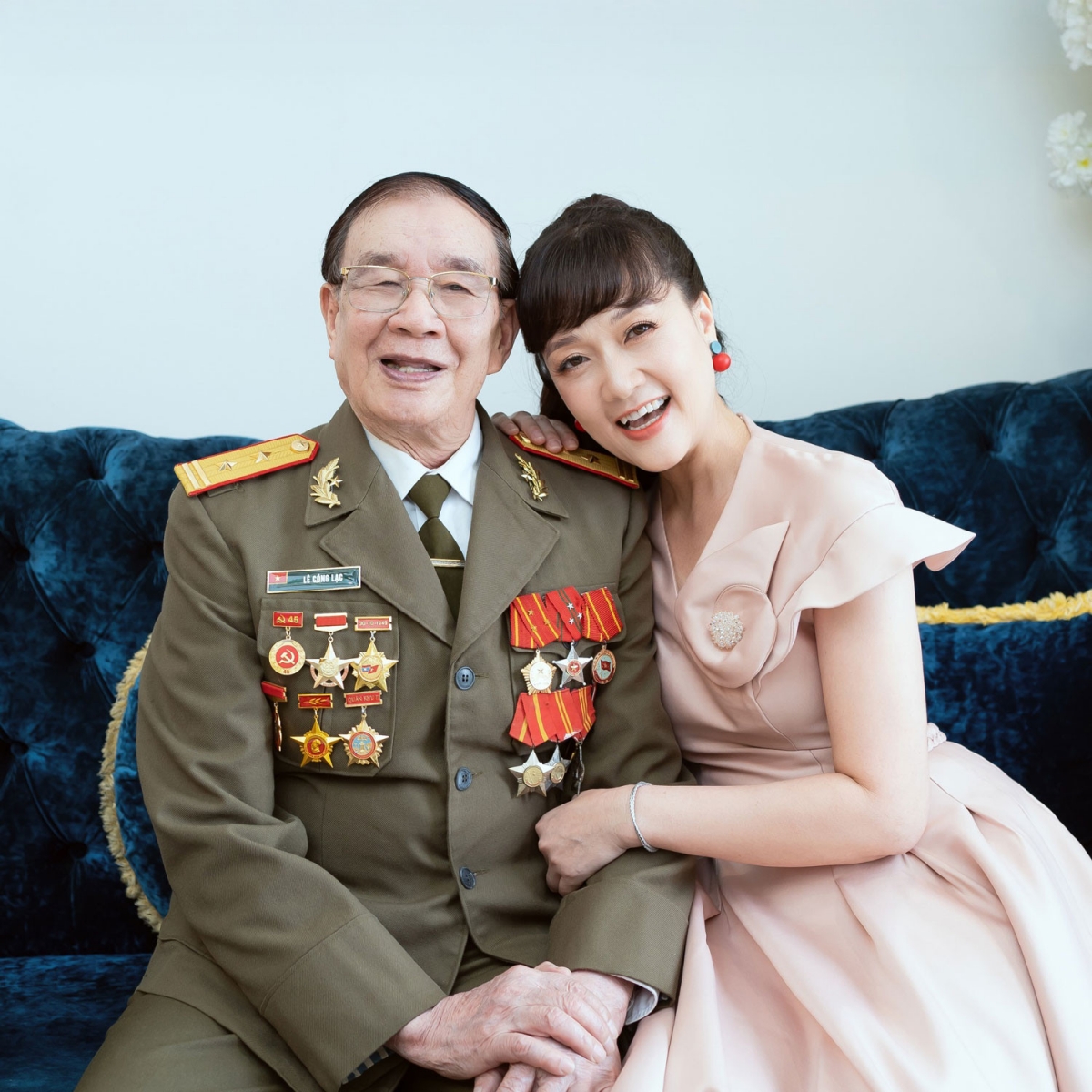 Nghệ sĩ Vân Dung hạnh phúc chụp ảnh bên bố, tự hào vì ông đã đóng góp phần nhỏ bé vào công cuộc kháng chiến giành độc lập cho dân tộc, nhận được nhiều huân huy chương.