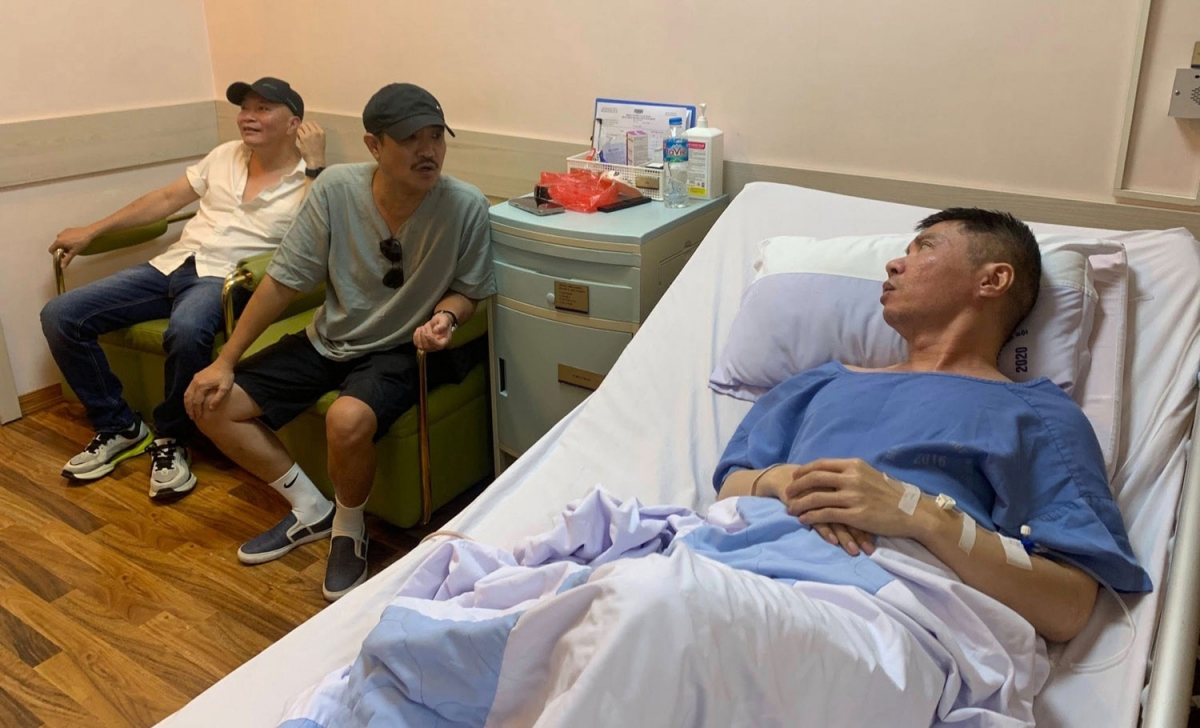 Nghệ sĩ Quốc Quân vào thăm đồng nghiệp - NSND Công Lý. Anh đăng khoảnh khắc NSND Công Lý đã phục hồi sau ca cấp cứu.