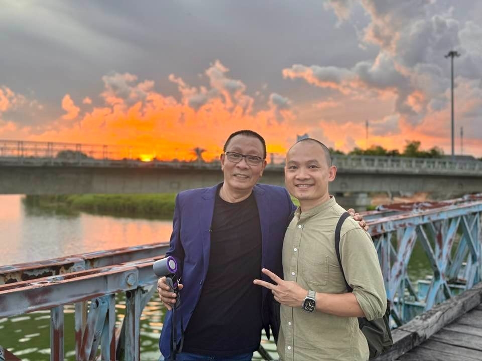 Đạo diễn Lại Bắc Hải Đăng đăng ảnh chụp cùng bố - MC Lại Văn Sâm cùng chia sẻ: "Được cùng anh làm những chương trình ý nghĩa luôn khiến 'em' cảm thấy có nhiều động lực hơn, yêu nghề hơn và học được tinh thần trách nhiệm với điều mình định làm hơn nữa".